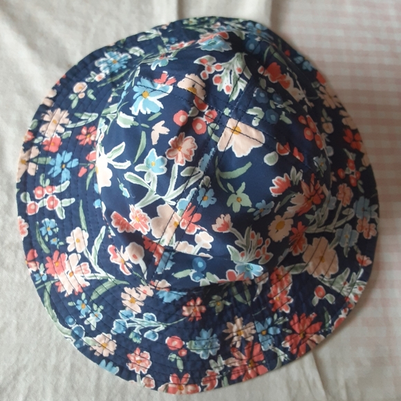 EXCELLENT USED CONDITION adorable reversible hat - Picture 3 of 5
